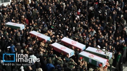 Эрон Миноб туманида шаҳид бўлган 167 қиз ўқувчилар ва ўқитувчиларнинг дафн маросими бўлиб ўтди