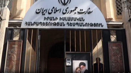 Հեղափոխության առաջնորդի նահատակության կապակցությամբ ՀՀ քաղաքացիները ծաղիկներ են խոնարհում և ցավակցական ուղերձներ են հղում