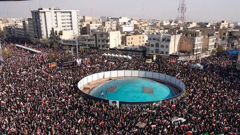 Iraníes expresan lealtad a su nuevo Líder en una marcha masiva