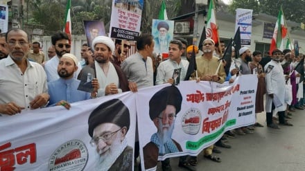 ঢাকার রাজপথে মার্কিন-ইসরায়েলি পতাকা পুড়িয়ে ফিলিস্তিনের প্রতি সংহতি