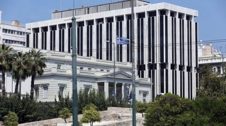 Греческие жители протестуют против вторжения США и Израиля в Иран