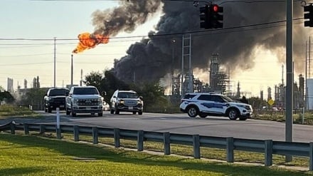 وقوع انفجار بزرگ در پالایشگاه نفت تگزاس آمریکا 