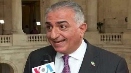 Pengguna X ke Reza Pahlavi, “Kamu Hanya Boneka Mainan Malam Epstein”