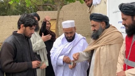 کمک نقدی هلال احمر افغانی به آوارگان ولایت ننگرهار