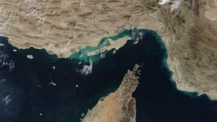 Financial Times: Crollo del passaggio delle navi dallo Stretto di Hormuz del 97%