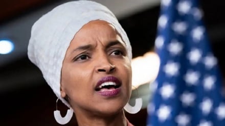 Ilhan Omar: «Governo Trump bugiardo» / Robert De Niro: «Diciamo no al corrotto»