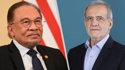 Masud Pezeshkian, presidente de Irán, y Anwar Ibrahim, primer ministro de Malasia
