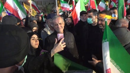 イラン大統領、市民集会30日目の夜に飛び入り参加