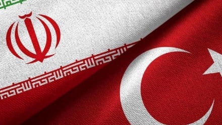 Turchia, solidarietà all'Iran: Carovana di veicoli e manifestazione a Tabriz