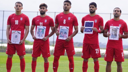 Aksi Simbolis Timnas Iran Sebelum Bertanding dengan Kosta Rika