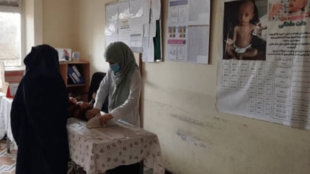 د افغانستان ښوونځي او روغتونونه له ښځو په خالي کیدو دي