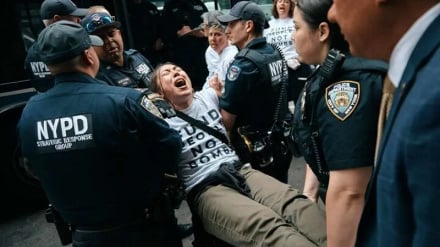 Manifestanti anti-guerra: «Soldi per la gente, non per le bombe»