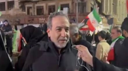 د ایران خارجه وزیر د تهران  د خلکو د شپې په غونډو کښې حاضر شو