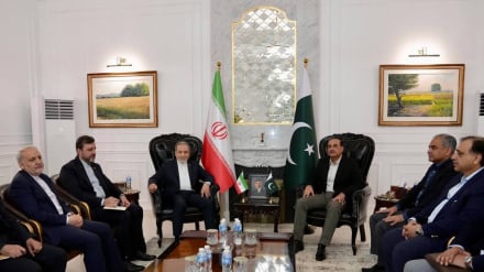 دیدار وزیر امورخارجه ایران با فرمانده ارتش پاکستان