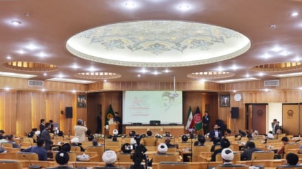 رهبر معظم انقلاب اسلامی پس از انتخاب به خوبی پذیرفته شدند و در قلوب امت اسلامی جای گرفتند