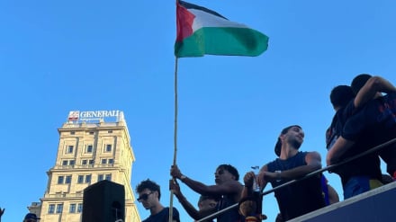 הנפת דגל פלסטין בידי כוכב הכדורגל של ברצלונה