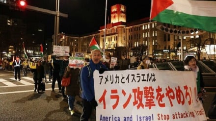 Giapponesi davanti all'ambasciata USA: «Siamo con l'Iran»