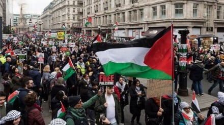 Protestas contra 78 años de ocupación de Palestina por el régimen israelí resuenan en Londres / Bandera palestina ondea en la Torre Eiffel