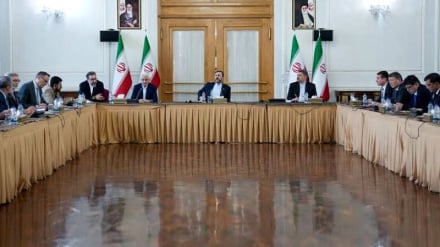 غریب آبادی: توپ در زمین آمریکا است که راه دیپلماسی یا تقابل را برگزیند
