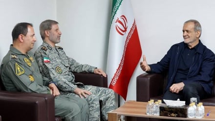 تأکید رئیس جمهور ایران بر حمایت دولت از تقویت توان دفاعی کشور
