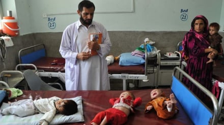 په افغانستان کښې ګڼ شمیر ماشومان له ناوړه خواړو سره مخ دي