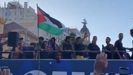 د فلسطین بیرغ د بارسا د ستورې په لاسونو کې