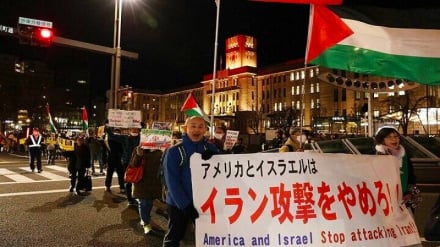 ABD Büyükelçiliği Önünde Japonlar: İran'ın Yanındayız