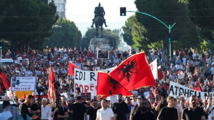 Continúan las manifestaciones masivas en Albania contra el yerno y la hija de Trump