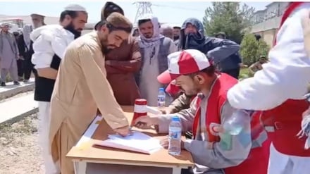 هلال احمر افغانی برای ۲۵۰ خانواده آسیب‌دیده از سیلاب‌های بغلان کمک نقدی توزیع کرد