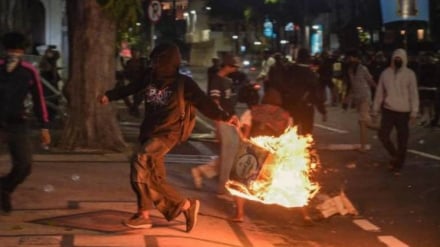 Endonezya'daki Hükümet Karşıtı Protestolarda Onlarca Kişi Gözaltına Alındı