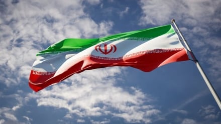 Sventola la bandiera della Repubblica Islamica dell'Iran nel cuore di Los Angeles, Stati Uniti