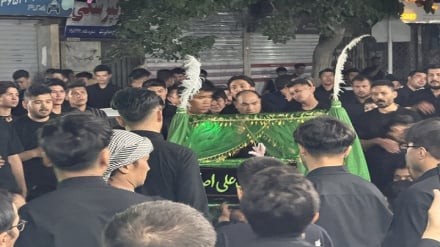 آیین سنتی گهواره‌کشی در شب تاسوعا در هیات حسینی مهاجران افغانستانی مشهد برگزار شد