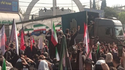 ورود خودروی حامل پیکر رهبر شهید انقلاب و شهدای خانواده ایشان به مسیر تشییع تهران