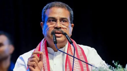 ‘ককরোচ’ আন্দোলনের ঐতিহাসিক জয়: পদত্যাগ করলেন ভারতের শিক্ষামন্ত্রী  