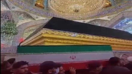 پیکر رهبر شهید در حرم مطهر حضرت علی(ع) طواف داده شد