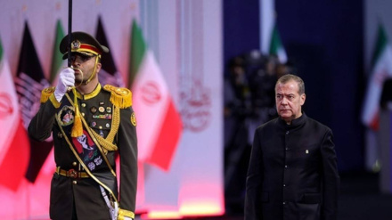 Medvedev: İran, Hürmüz Boğazı'ndan Daha Güçlü Bir Silaha Sahip