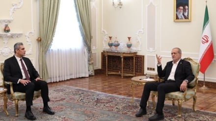 پزشکیان: هېڅ عامل او پوله نشي کولای د ایران او عراق اړیکې له منځه یوسي  