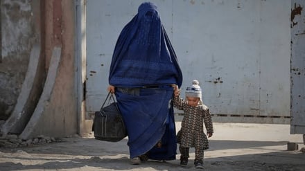 افغان میرمنې له ضروري خدماتو په بې برخې کیدو دي
