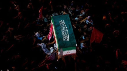 Miliona njerëz marrin pjesë në namazin e kufomës së udhëheqësit të martirizuar në Mashhad, të udhëhequr nga djali më i madh i tij