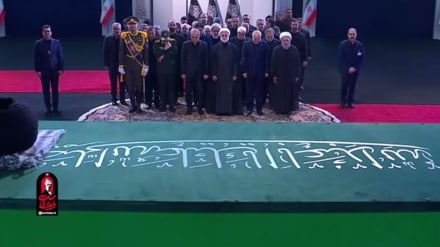 Prania e krerëve të tre institucioneve shtetërore të Iranit në xhaminë “Mosal-la” të Teheranit për të bërë homazhe për udhëheqësin e martirizuar të Revolucionit Islamik