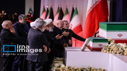 Ceremonia e funeralit dhe homazheve për liderit e martirizuar të Revolucionit Islamik të Iranit + Foto (2)