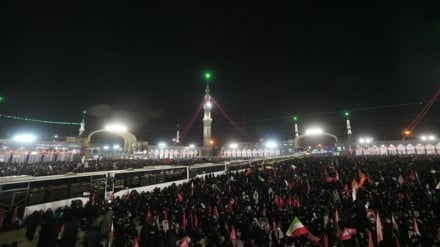 د قم په ښار کې هم په لکونو کسانو د شهید رهبر د جنازې د مراسمو لپاره جمکران جومات ته ځانونه رسولي