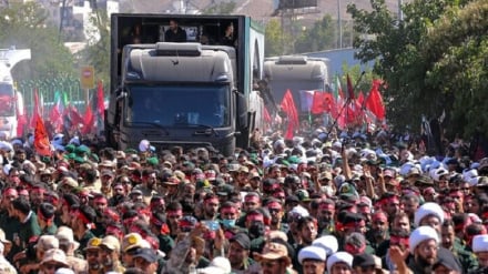 Mamilioni wahudhuria mazishi ya Kiongozi Shahidi Ayatullah Sayyid Ali Khamenei katika mji wa Mash'had