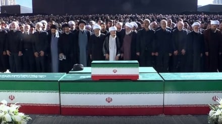 Иқомаи намоз бар пайкари мутаҳҳари муҷоҳиди шаҳид Имом Хоманаӣ