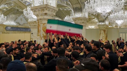 Ripërtëritja e besëlidhjes me idealet e rezistencës gjatë funeralit të udhëheqësit martir të Revolucionit Islamik në Qerbela