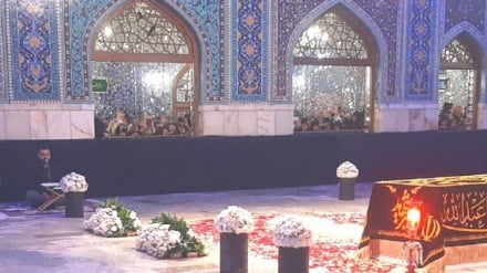 تلاوت قاری جوان افغانستانی بر مزار رهبر شهید انقلاب در دارالذکر حرم رضوی