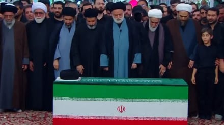 جمعیت میلیونی به امامت فرزند ارشد رهبر شهید انقلاب نماز را بر پیکر ایشان اقامه کردند
