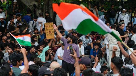 দিল্লিতে নজিরবিহীন ছাত্র বিক্ষোভ: ব্যারিকেড ভেঙে সংসদের দোরগোড়ায় জনস্রোত 