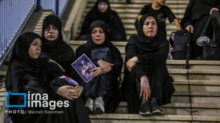 Warga Iran Tak Sabar Menanti di Luar Mosalla Tehran+Foto