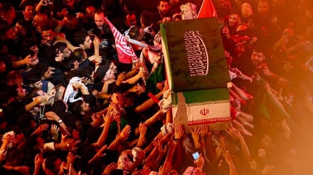 Arkivoli i udhëheqësit martir të Revolucionit Islamik në Mauzoleun e Imam Huseknit (a.s.) + video